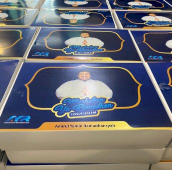 Sehari Jelang Lebaran, Amirul IAS Bagikan Ribuan Sarung ke Jukir dan Tukang Becak