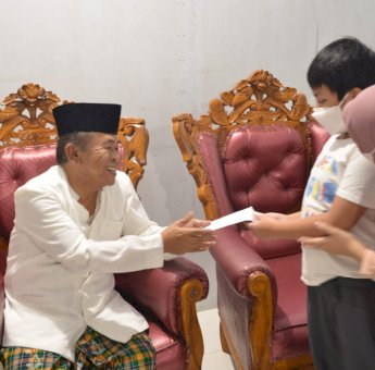 Akhir Ramadhan, Ketua PKK Sinjai Ajak Anaknya Beri Bantuan ke Pesantren