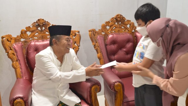 Salah satu putra Bupati Sinjai saat menyerahkan Sumbangan kepada salah satu Pimpinan Pondok Pesantren di Sinjai, Rabu (12/05/2021).