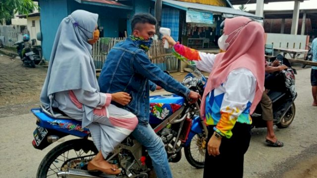 Salah satu pengunjung di Wisata Hutqn Mangrove Tongke-tongke Kabupaten Sinjai, Sabtu (15/05/2021).