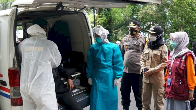 Salah satu wisatawan saat melakukan swab antigen sebelum masuk ke wilayah Kota Malino, Kecamatan Tinggimoncong. (Istimewa)