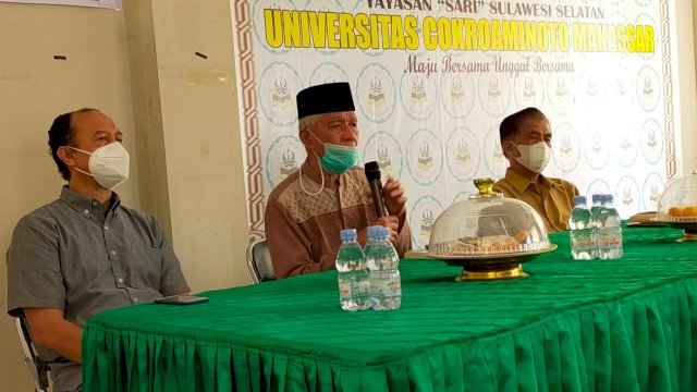 Ketua Yayasan &ldquo;Sari&rdquo; Dr.H.Rahmat Hasanuddin, S.E., M.Si. (tengah).