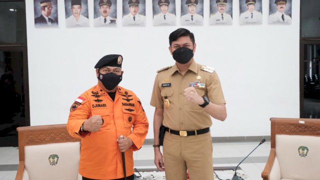 Bupati Gowa Adnan Purichta Ichsan, menerima kunjungan Kepala Basarnas Sulsel Djunaedi, di Ruang Kerjanya Kantor Bupati Gowa, Selasa (18/05/2021).
