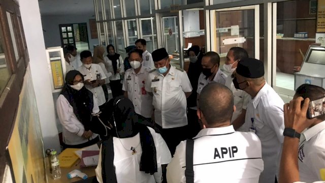 Wakil Bupati Soppeng Luthfi Halide, saat melakukan Inspeksi Mendadak di salah satu SKPD, Rabu (19/05/2021).
