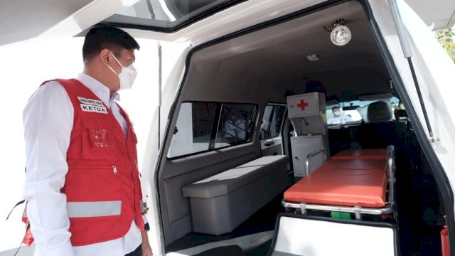 Ketua PMI Sulsel, Adnan Purichta Ichsan saat mengecek kondisi mobil ambulance bantuan Bank Sulselbar. (istimewa)