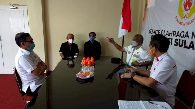 Ketua KONI Sulsel Ellong Tjandra (kedua dari kanan), saat menerima kunjungan Kepala BNNP Sulsel Brigjen Pol Ghiri Prawijaya, Kamis (20/05/2021).