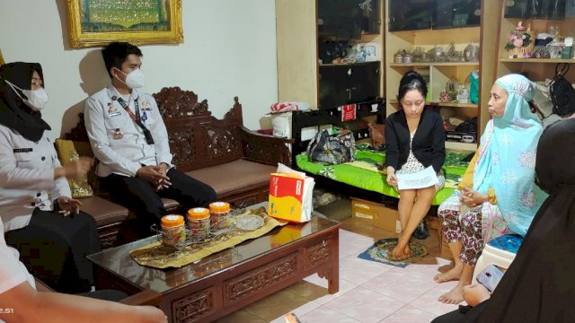 Sekretaris BKPSDMD Parepare Adriani Idrus, mengunjungi salah satu ASN yang sakit di Kediamannya, Jumat (21/05/2021).