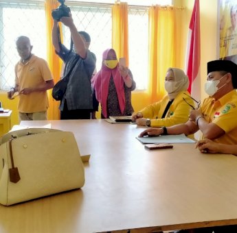 Kembalikan Formulir Calon Ketua Golkar Palopo, Nurhaenih Siap Besarkan Partai