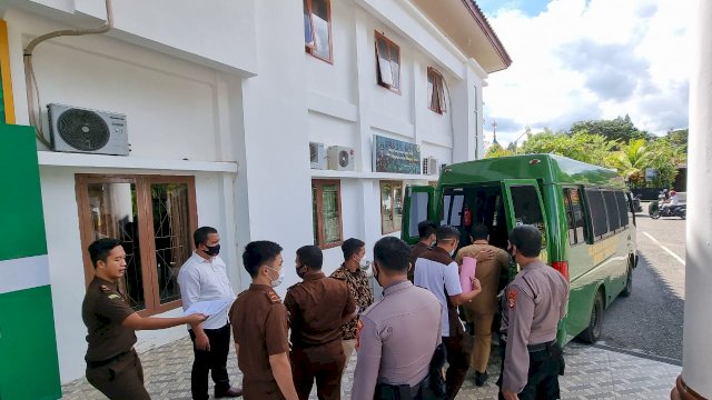 Mantan Kepala Bidang Cipta Karya, Dinas Pekerjaan Umum dan Perumahan Rakyat (PUPR) Kabupaten Luwu Timur, Ezra Lallo ditetapkan sebagai tersangka kasus dugaan korupsi, Senin (24/5/2021).