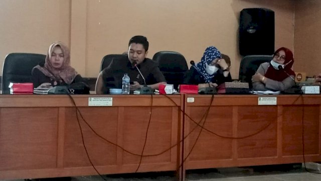 Anggota DPRD Kabupaten Sinjai Muhammad Wahyu, saat mengikuti Rapat Dengar Pendapat bersama Asisten I Pemkab Sinjai dan Dinas PMD, serta BPD Saukang, Senin (24/05/2021).