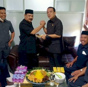 Peresmian Ruangan Komisi I, Ketua DPRD Soppeng Potong Nasi Tumpeng