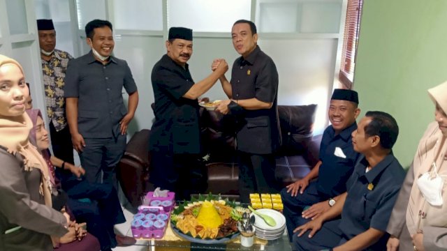 Ketua DPRD Soppeng Syahruddin M Adam salam komando dengan Ketua Komisi Rusman, saat peresmian Ruang Kerja Komisi I DPRD Soppeng, Selasa (25/05/2021).
