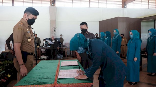 Bupati Gowa Adnan Purichta Ichsan, melantik Istrinya Priska Paramita Adnan sebagai Ketua TP PKK Kabupaten Gowa, Selasa (25/05/2021).