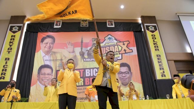 Bupati Bone Andi Fashar Padjalangi, mengibarkan bendera Golkar setelah terpilih secara Aklamari untuk memimpin Partai Golkar Kabupaten Bone, Selasa (25/05/2021).