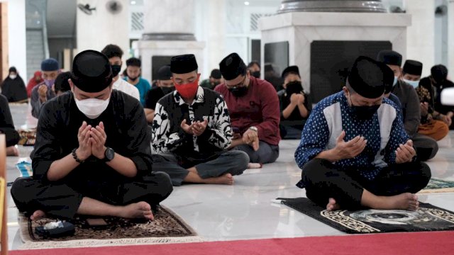 Bupati Gowa Adnan Purichta Ichsan bersama Wakil Bupati Abd. Rauf Malaganni, terlihat khusyuk saat berdoa usai melaksanakan salat gerhana berjamaah di Masjid Agung Syekh Yusuf, Kabupaten Gowa, Rabu (26/05/2021) malam tadi. (Istimewa)