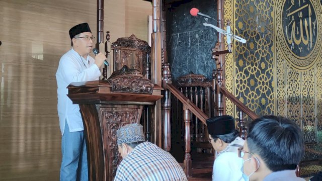 Pembina Masjid Amirul Mukminin, Ilham Arief Sirajuddin (IAS) memberikan sambutan saat mewakafkan Kotak Amal Jumat untuk Palestina, di Masjid Terapung Amirul Mukminin Kawasan Pantai Losari Makassar, Jumat (28/05/2021).