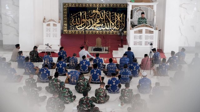 Ulama Indonesia Prof. DR. KH. Nasaruddin Umar, MA saat menyampaikan ceramahnya pada program Pencerahan Qalbu Jumat Ibadah Pemkab Gowa di Masjid Agung Syekh Yusuf. (istimewa)