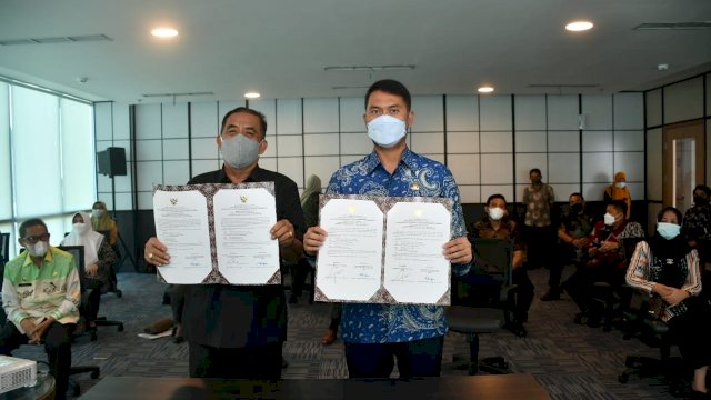 Bupati Sinjai, Andi Seto Ghaditsa Asapa bersama Ketua DPRD Sinjai, Lukman H Arsal saat memperlihatkan berita acara Penandatanganan Opini WTP dari BPK