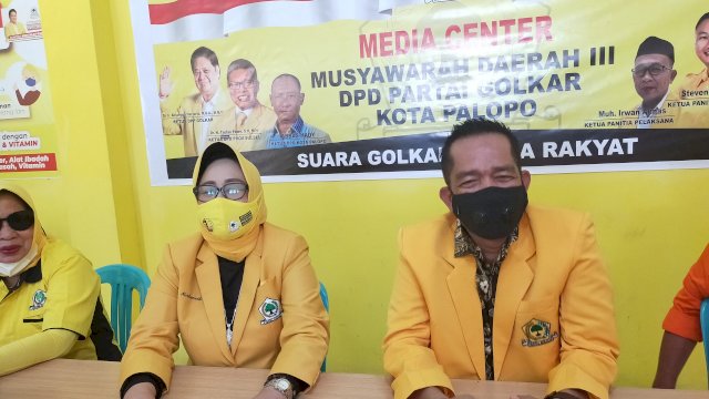 Ketua DPRD Kota Palopo Nurhaeni, saat mengembalikan Formulirsebagai calon Ketua Golkar Kota Palopo.