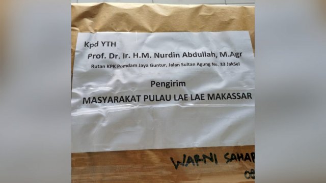 Paket olahan makanan dari Warga Pulau Lae-lae untuk Gubernur Nonaktif Prof. Nurdin Abdullah yang saat ini sedang menjalani masa tahanan di Rutan KPK Pomdam Jaya Guntur, Jakarta.
