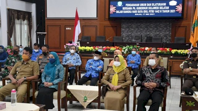 Bupati dan Wakil Bupati Sinjai Andi Seto dan Andi Kartini Ottong, bersama beberapa Pejabat dan Forkopimda saat mengikuti Silaturahmi secara Virtual dengan Plt Gubernur Sulsel Andi Sudirman Sulaiman, di Ruang Pola Kantor Bupati Sinjai, Senin (17/08/2021).