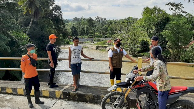 Kepala Pelaksana (Kalaksa) BPBD, Muslim Muhtar bersama jajaranya saat memantau langsung kondisi hulu sungai Baliase. Rabu (19/05/2021)