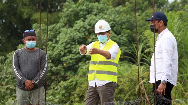 Wakil Bupati Luwu Utara, Suaib Mansur saat meninjau kondisi jembatan gantung yang menghubungkan Desa Pongo Kecamatan Masamba dengan Dusun Bulumpore Desa Bumi Harapan Kecamatan Baebunta Selatan. Rabu (19/05/2021)