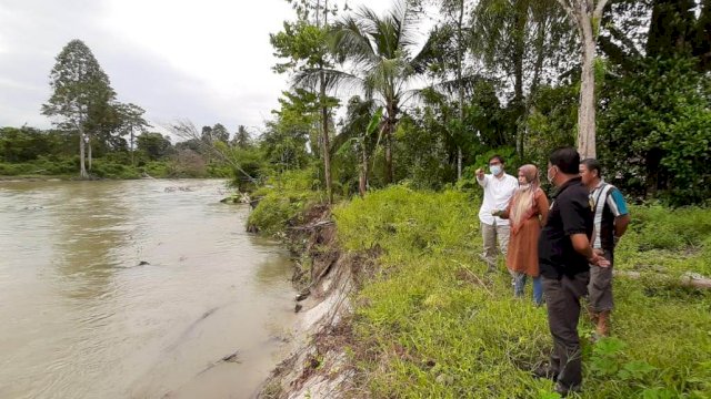 Wakil Bupati Luwu Utara, Suaib Mansur saat meninjau kondisi aliran sungai masamba di Desa Laba. Jumat (28/05/2021)