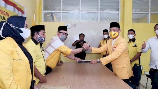 Wakil Wali Kota Palopo Rahmat Masri Bandaso (RMB), mengembalikan Formulir Pendaftaran sebagai Calon Ketua DPD II Golkar Palopo, Sabtu (22/05/2021).