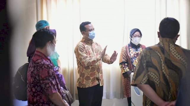 Andi Sudirman dan Menteri Sosial Kunjungi Korban Bom Gereja Katedral Makassar