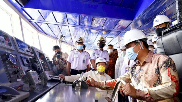 Plt gubernur Sulsel Andi Sudirman Sulaiman, meresmikan pengoperasian perdana KMP Takabonerate Kapal Penumpang Ferry Lintas Kabupaten Bulukumba-Selayar di PT. Industri Kapal Indonesia, Jalan Galangan Kapal, Makassar, Kamis (22/04/2021).