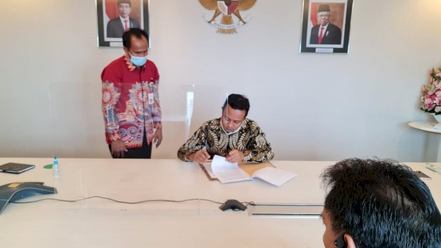 Plt Gubernur Sulsel Andi Sudirman Sulaiman melakukan penandatanganan MoU dengan CEO PT Vale Febriany Eddy, Jumat (30/04/2021).