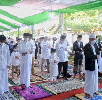 Andi Sudirman Salat Idul Fitri 1442 H Bersama Keluarga di Halaman Rujab