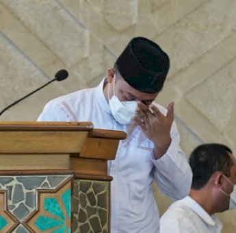 Lepas Jenazah AGH Sanusi Baco, Plt Gubernur Sulsel Teteskan Air Mata