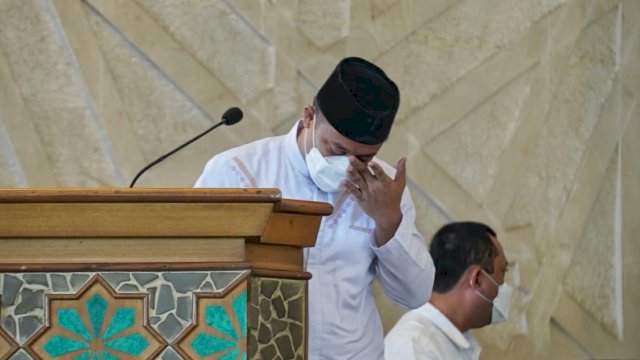 Plt Gubernur Sulsel Andi Sudirman Sulaiman, mengusap air matanya saat memberikan sambutan pelepasan Jenazah AGH Sanusi Baco di Masjid Raya Makassar, Minggu (16/05/2021).