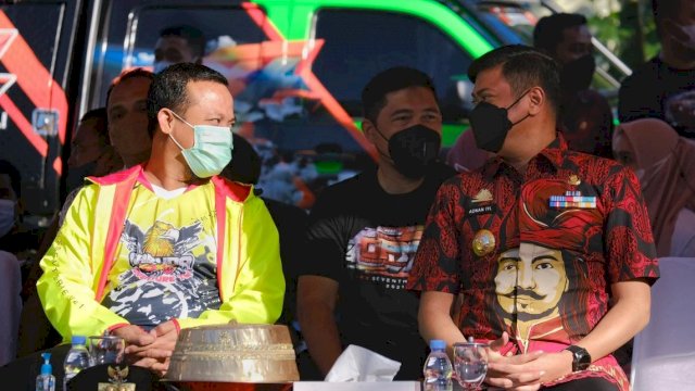 Plt Gubernur Sulsel Andi Sudirman Sulaiman, berbincang dengan Bupati Gowa Adnan Purichta ichsan, saat melepas peserta South Celebes Open Road Expedition (ORX) 7th Series, Kamis (03/06/2021).