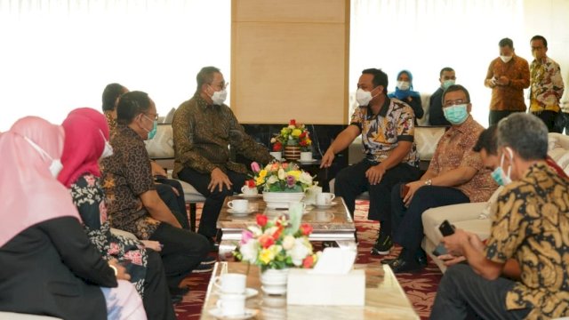 Pertemuan Plt Gubernur Sulsel Andi Sudirman Sulaiman, dengan Direktur Jenderal Pelayanan Kesehatan (Yankes) Kementerian Kesehatan RI, Prof. dr. Abdul Kadir. di Baruga Lounge Kantor Gubernur Sulsel, Jum'at (04/06/2021). 