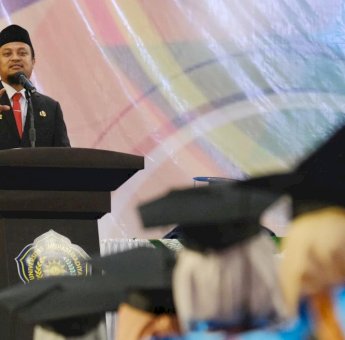 Andi Sudirman Sampaikan Orasi Ilmiah di Hadapan Wisudawan Unismuh Makassar