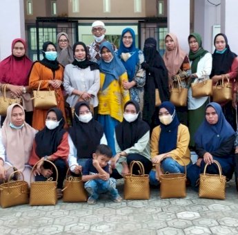 Ibu Rumah Tangga di Soppeng Ciptakan Inovasi Hasil Anyaman Tas