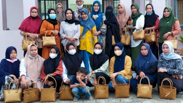 Ibu Rumah Tangga di Soppeng Ciptakan Inovasi Hasil Anyaman Tas