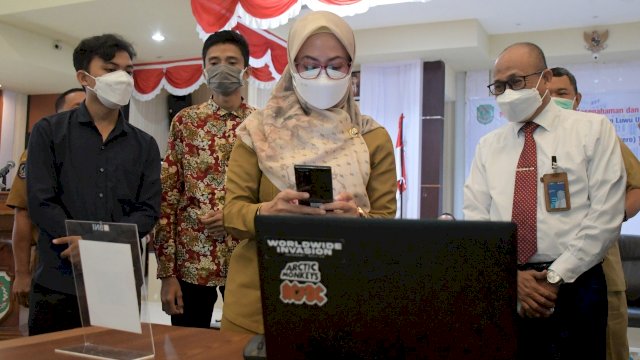 Bupati Luwu Utara, Indah Putri Indriani saat mencoba apli kasi e-Mall