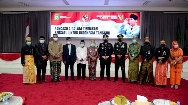 Walikota Palopo beserta Forkopimda dan  jajaran Perangkat Daerah Kota Palopo Mengikuti Peringatan Hari Lahir secara virtual di Ruang Pertemuan Ratona Kantor Wali Kota Palopo, Selasa (1/6/2021).