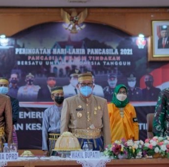 Upacara Hari Lahir Pancasila Digelar Secara Virtual, Wabup Soppeng Berpakaian Baju Adat