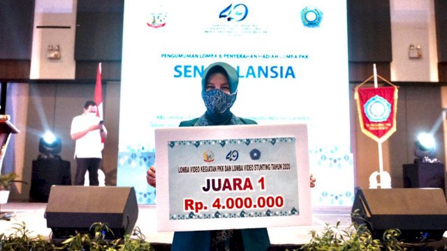 Ketua TP PKK Kabupaten Gowa Priska Paramita Adnan, memperlihatkan penghargaan di sela-sela pembukaan Hari Kesatuan Gerak (HKG) PKK Provinsi Sulsel, di Hotel Four Points Makassar, Sulsel, Rabu (02/06/2021). 