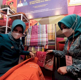 Priska Adnan Kenalkan Produk UMKM Gowa di Kegiatan Tingkat Provinsi