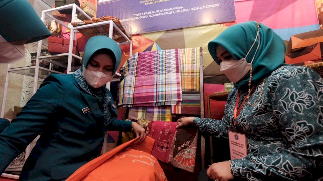 Priska Adnan Kenalkan Produk UMKM Gowa di Kegiatan Tingkat Provinsi