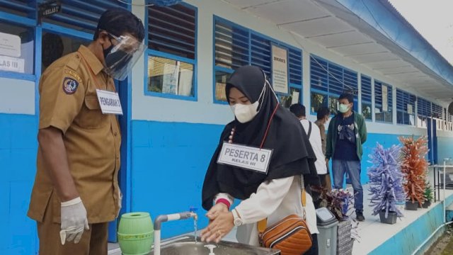Simulasi Pembelajaran Tatap Muka (PTM) terbatas saat di Sinjai. Sebelum memasuki ruang kelas wajib menerapkan protokol kesehatan.