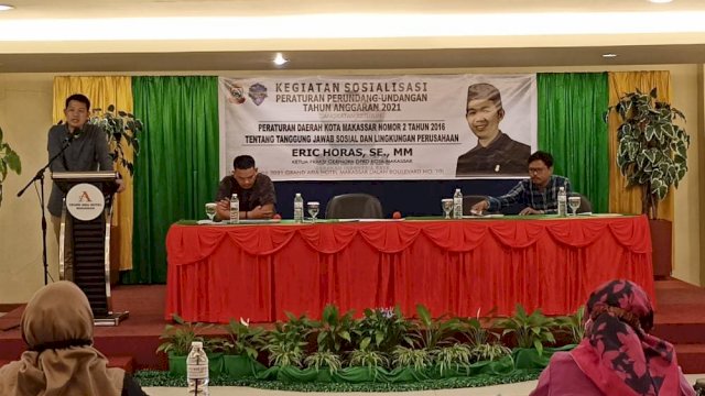 Anggota DPRD Kota Makassar, Eric Horas saat menyosialisasikan Perda Nomor 2 Tahun 2016 tentang Tanggung Jawab Sosial dan Lingkungan Perusahaan (TSLP) di Hotel Grand Asia, Jalan Boulevard, Selasa (8/6/2021) malam.