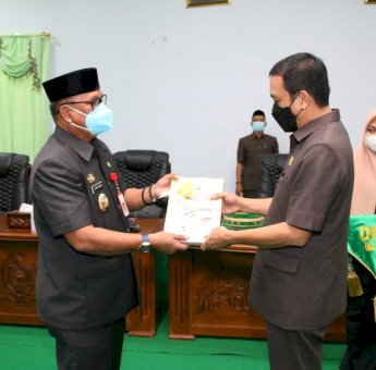 Wabup Soppeng Serahkan Ranperda Kepemudaan dan Penertiban Ternak