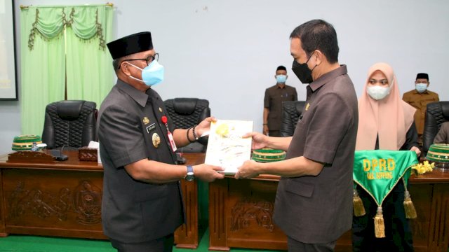 Wabup Soppeng Serahkan Ranperda Kepemudaan dan Penertiban Ternak